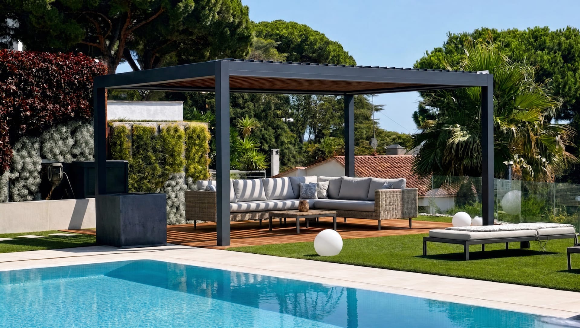 Pérgola bioclimática CERCA con zona chill-out junto a la piscina de una vivienda unifamiliar