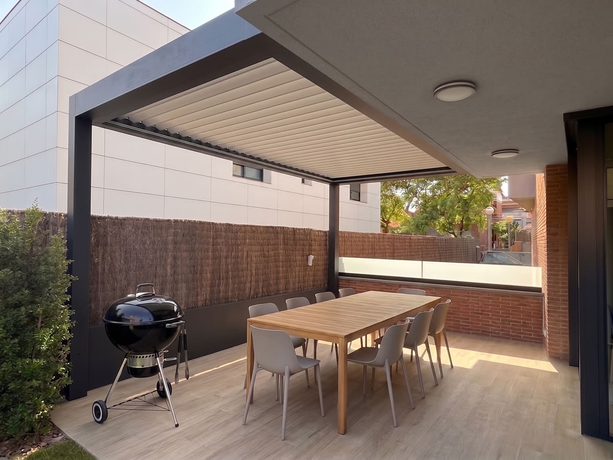 Pérgola bioclimática CERCA ampliando el porche existente de una vivienda, a mediodía